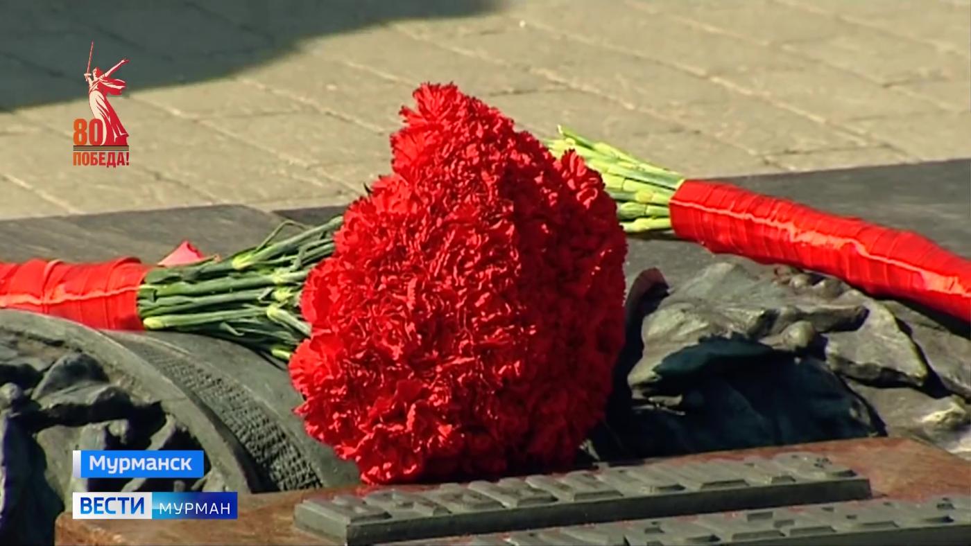 Сотни гвоздик легли у Вечного огня мемориала "Защитникам Советского Заполярья"