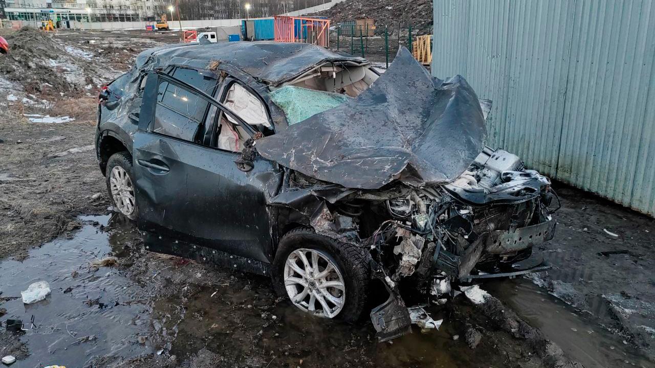 В Мурманске на Кольском автомобиль улетел с дороги