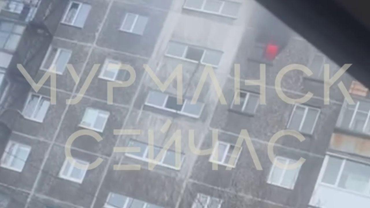 В Мурманске горит жилой дом на улице Ломоносова