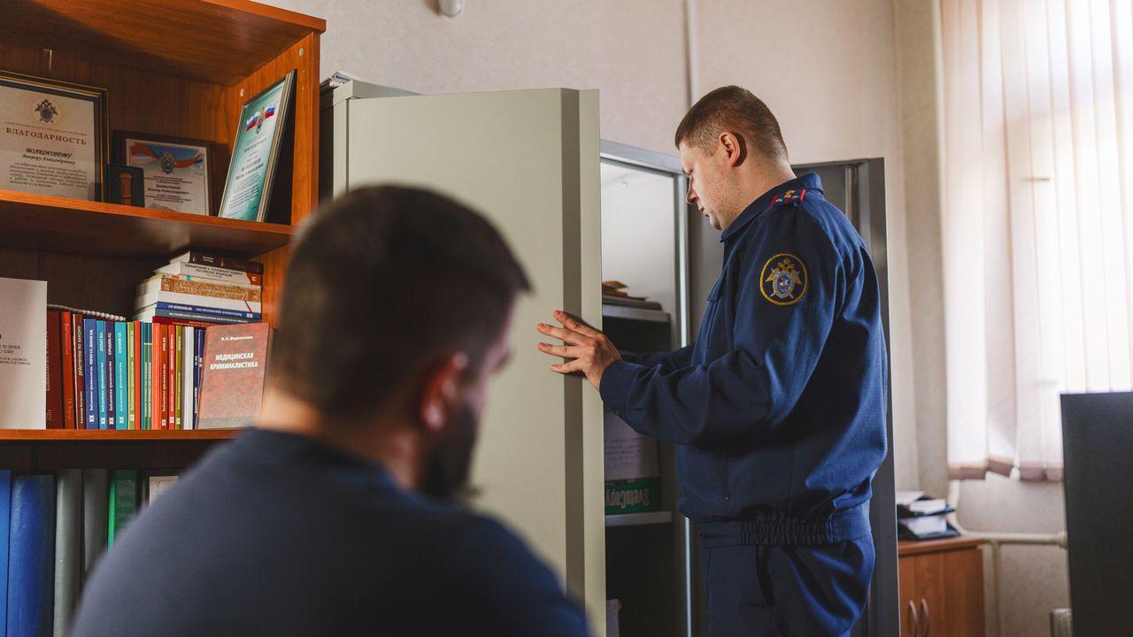 Полицейский раскрыл личные данные десяти мурманчан