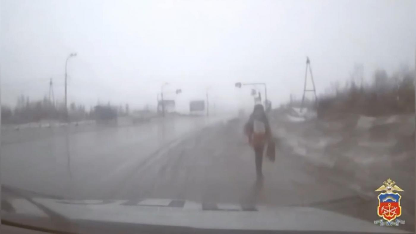 В Мурманске госавтоинспекторы помогли заплутавшему ребенку вернуться домой