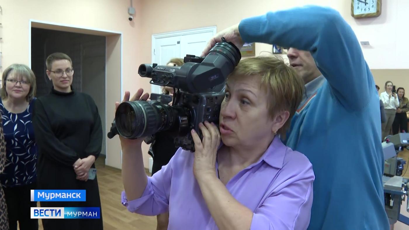 ГТРК "Мурман" провела для новых гостей экскурсию по студиям и музею заполярного ТВ