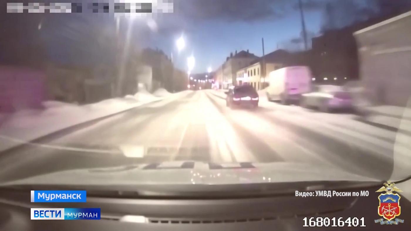 Ночная погоня со стрельбой: в Мурманске лихой парень на "девятке" пытался скрыться от полицейских