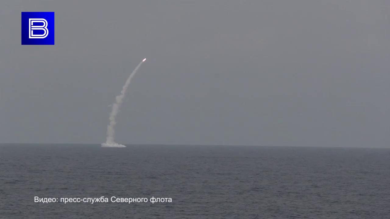 Атомный подводный крейсер Северного флота "Архангельск" во время учения нанес удар крылатой ракетой "Калибр"