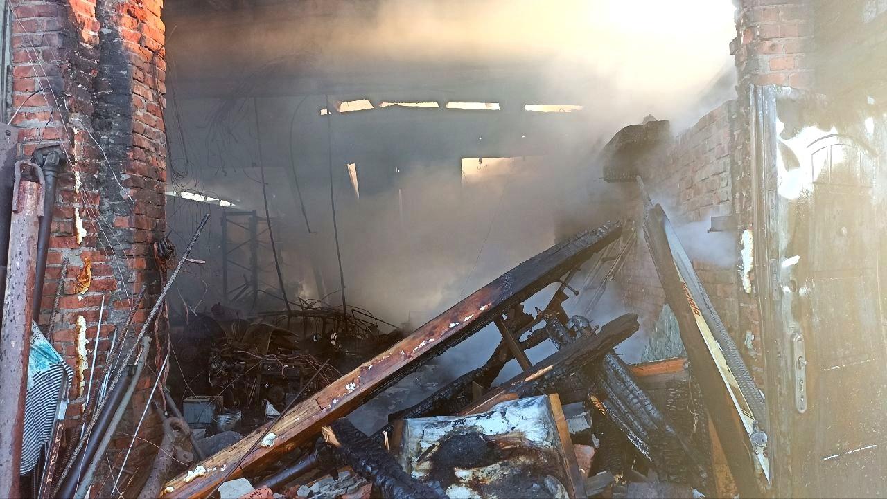 Во время ночного пожара в Кильдинстрое взорвался баллон с пропаном