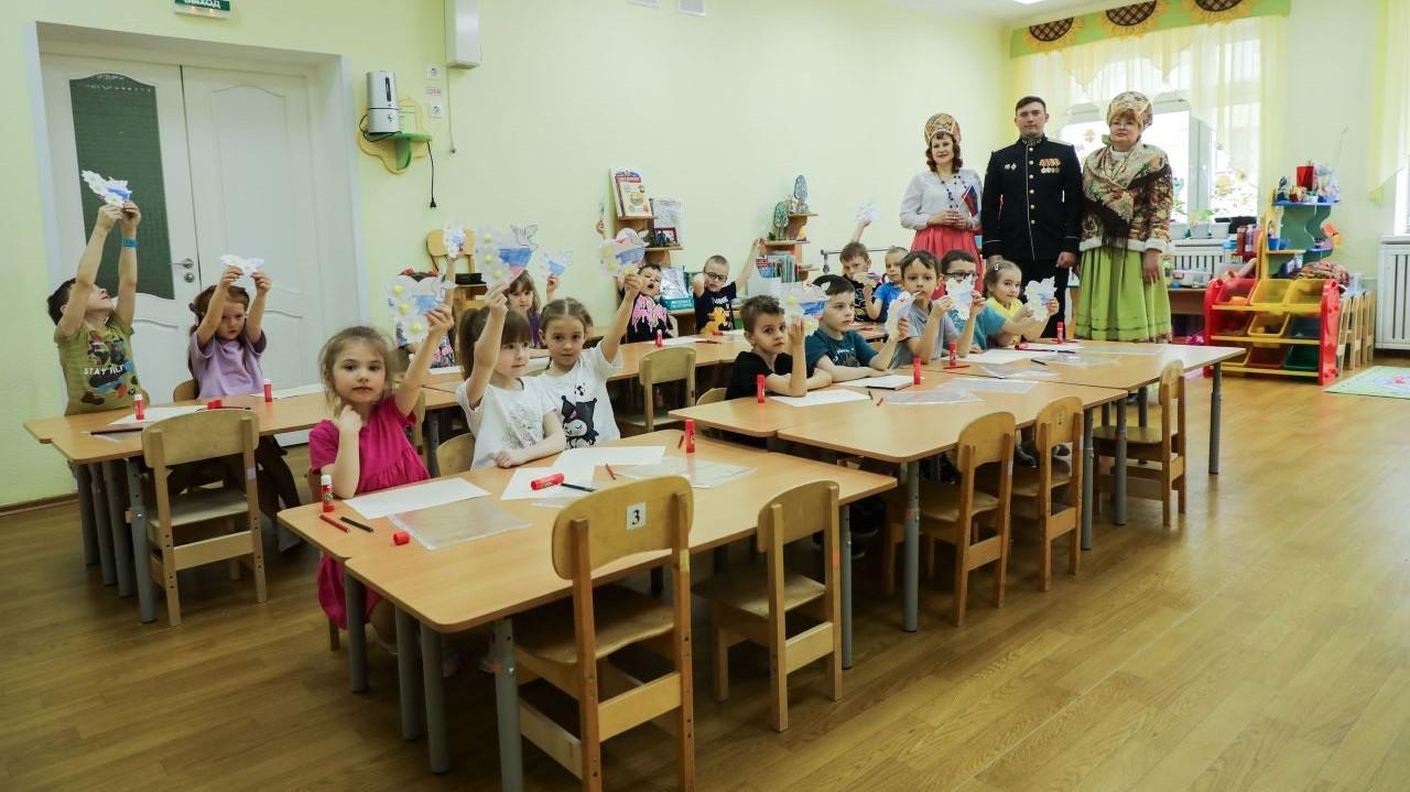 Юные североморцы создали открытки с добрыми пожеланиями для участников СВО