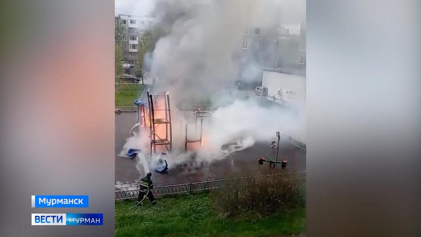 Мурманские полицейские выясняют, кто и зачем поджег детскую площадку на Героев Рыбачьего