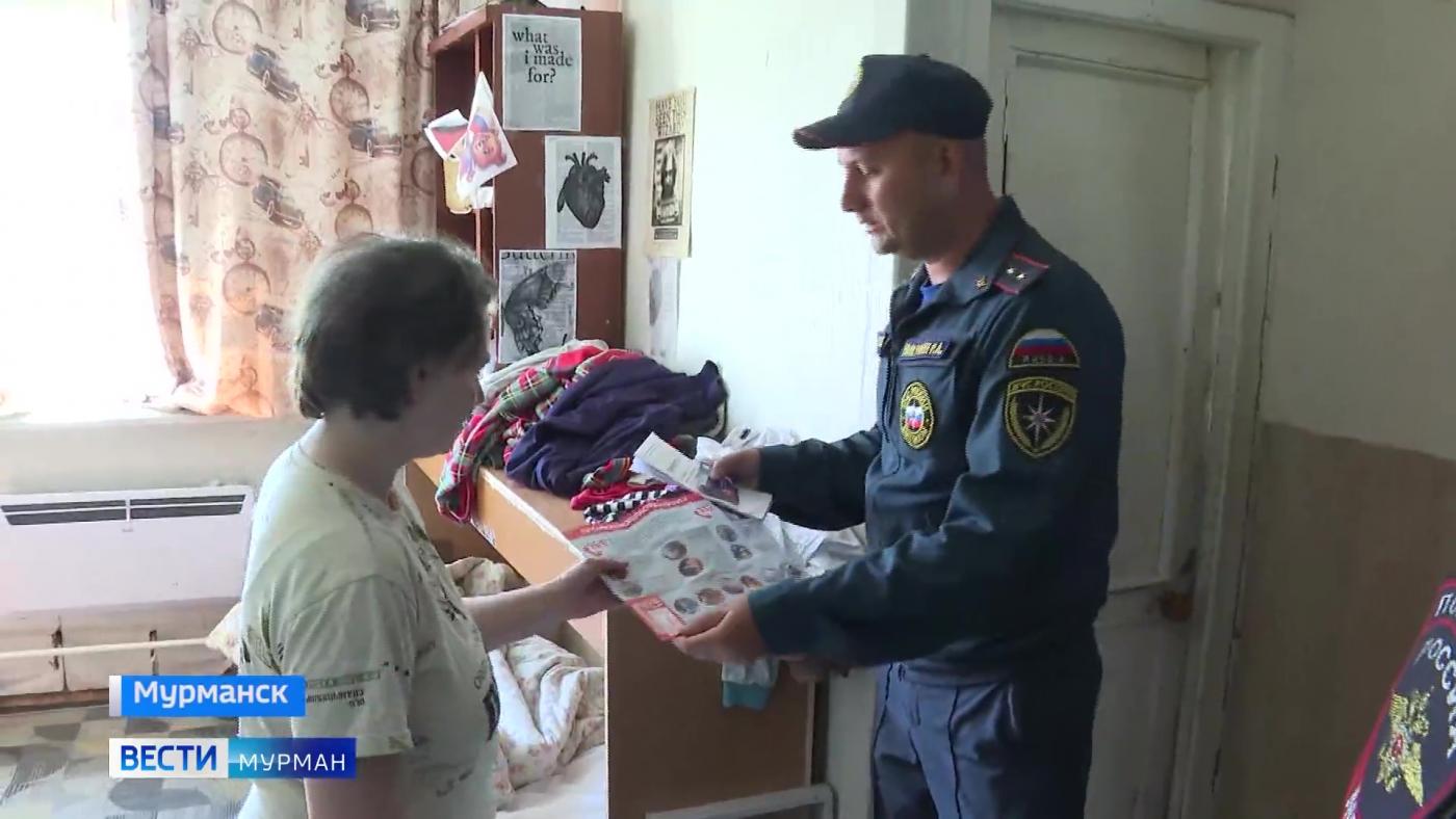 Мурманские спасатели проверяют соблюдение правил пожарной безопасности в квартирах северян
