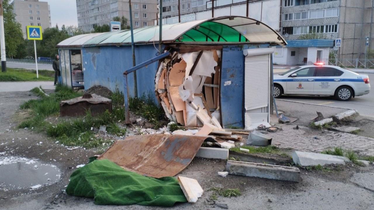 &quot;Шкода&quot; в Мурмашах въехала ночью в цветочный ларек