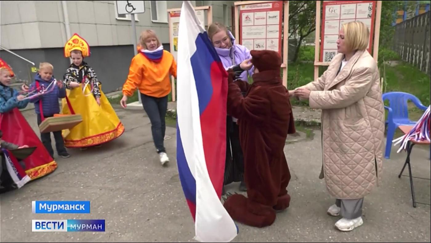 Мурманские школьники отметили День России в летних лагерях