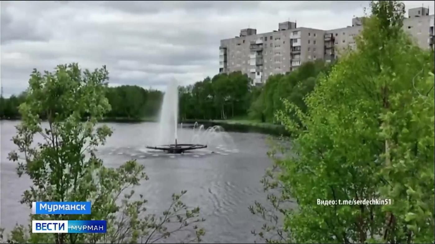В Мурманске заработал фонтан на озере Глубоком 