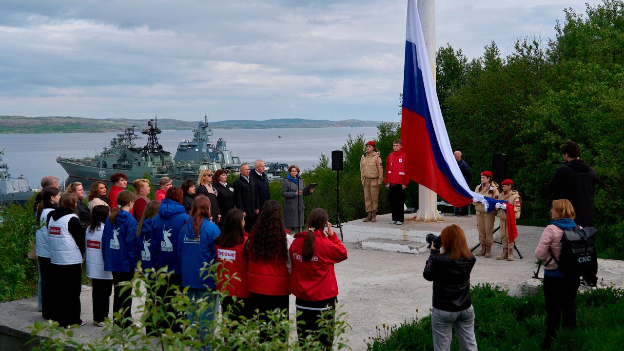 Юнармейцы торжественно подняли флаг России над главной базой Северного флота