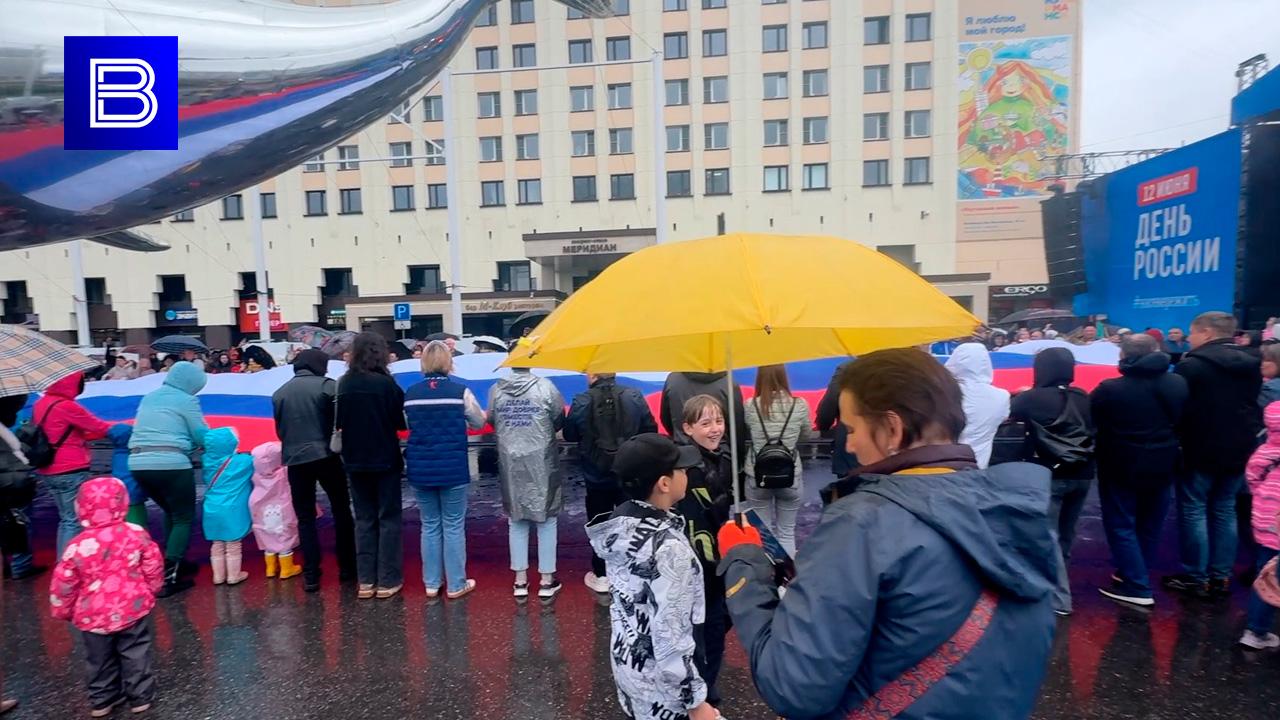 В День России в центре Мурманска развернули огромный триколор