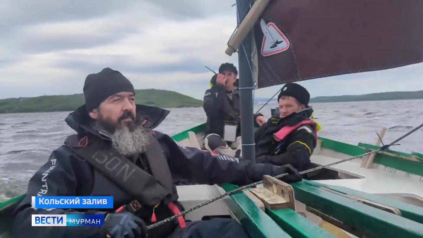 Северный ветер в бордовых парусах: четверо смелых отправились на карбасе в поход по Кольскому заливу