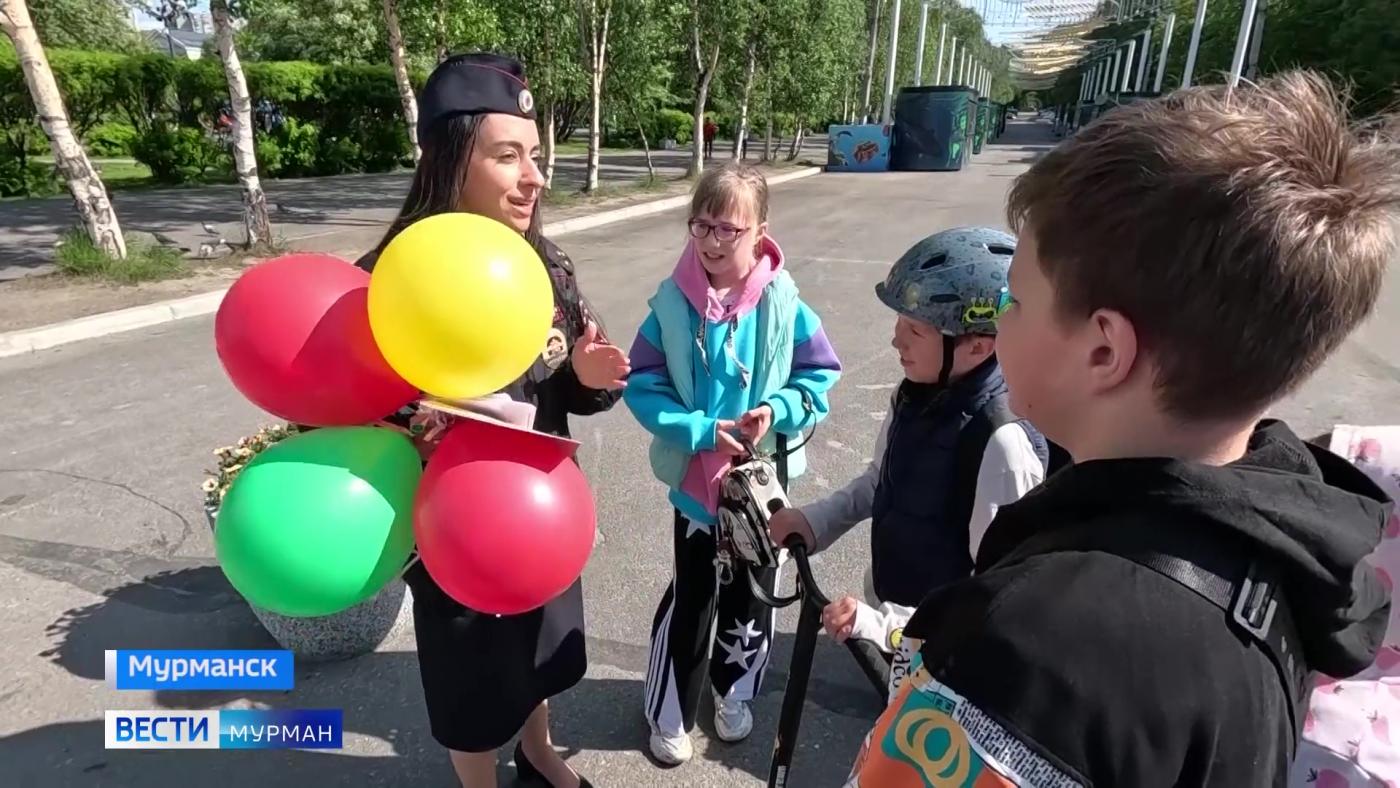 Шары и леденцы от полицейских: мурманские инспекторы ГАИ проводят акцию &quot;Безопасные каникулы&quot;