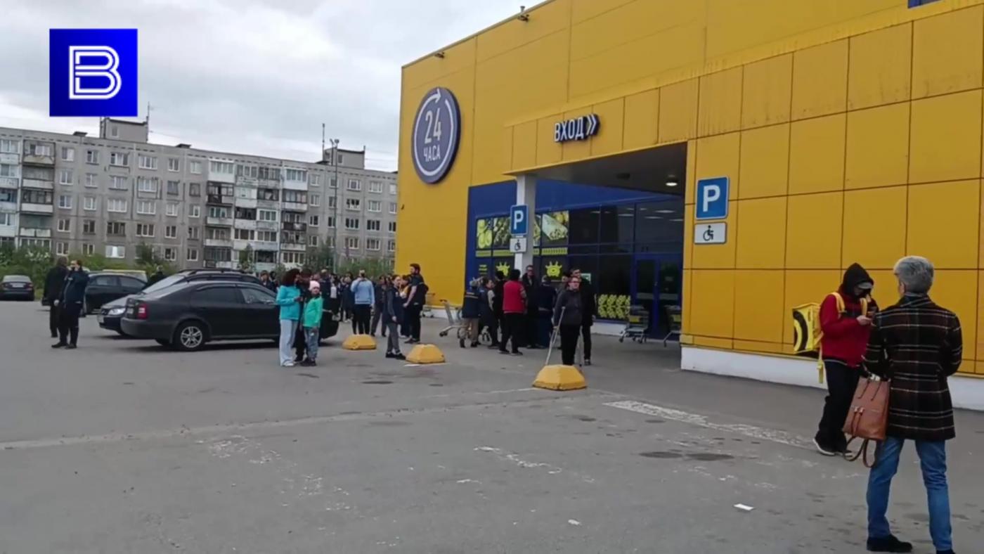 В &quot;Ленте&quot; на Шевченко в Мурманске проводят эвакуацию посетителей и персонала 