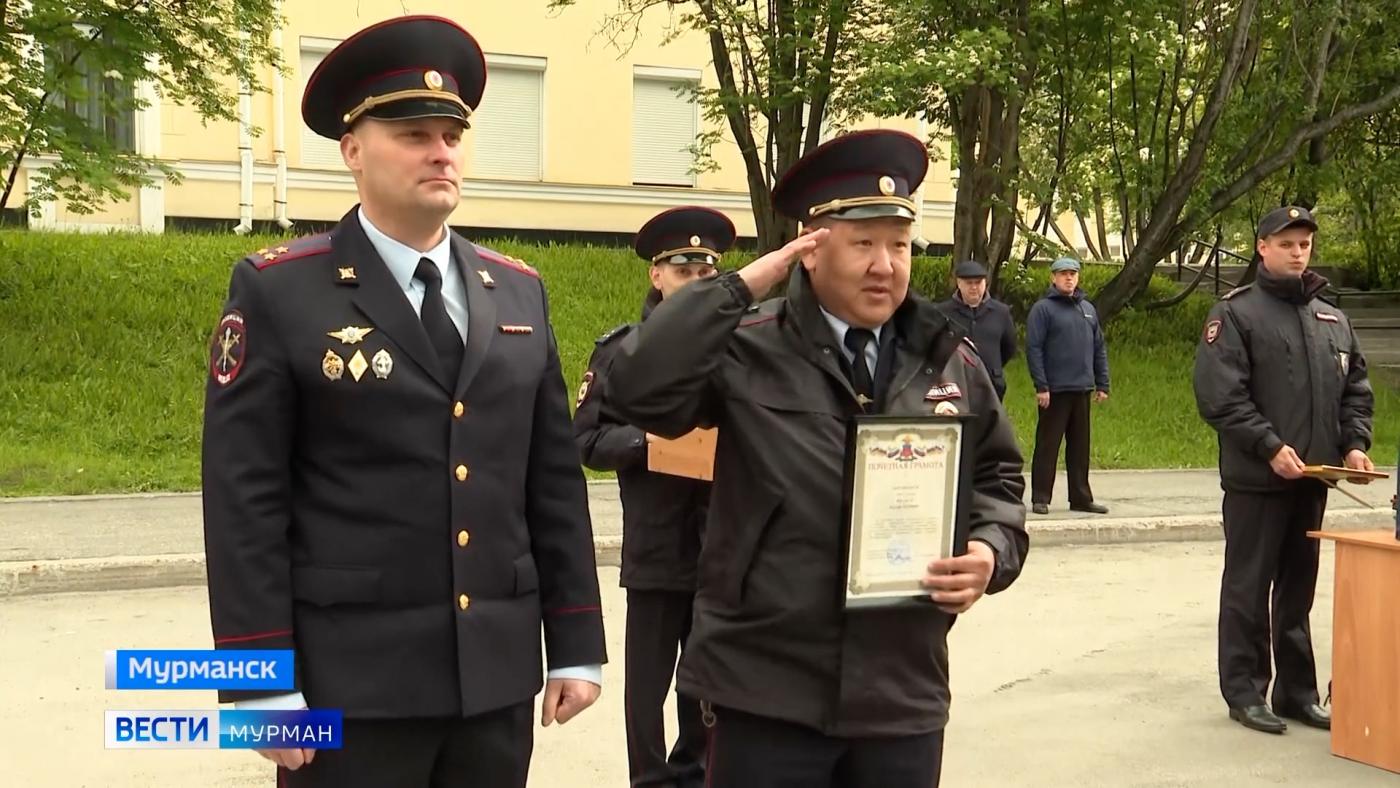 В Мурманске наградили отличившихся сотрудников полиции и Росгвардии