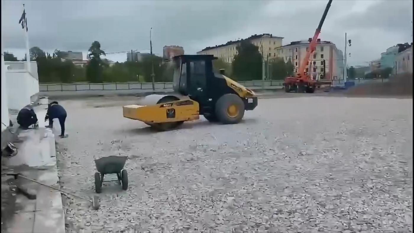 На площади Пять Углов строители приступили к устройству фундамента скульптурных композиций