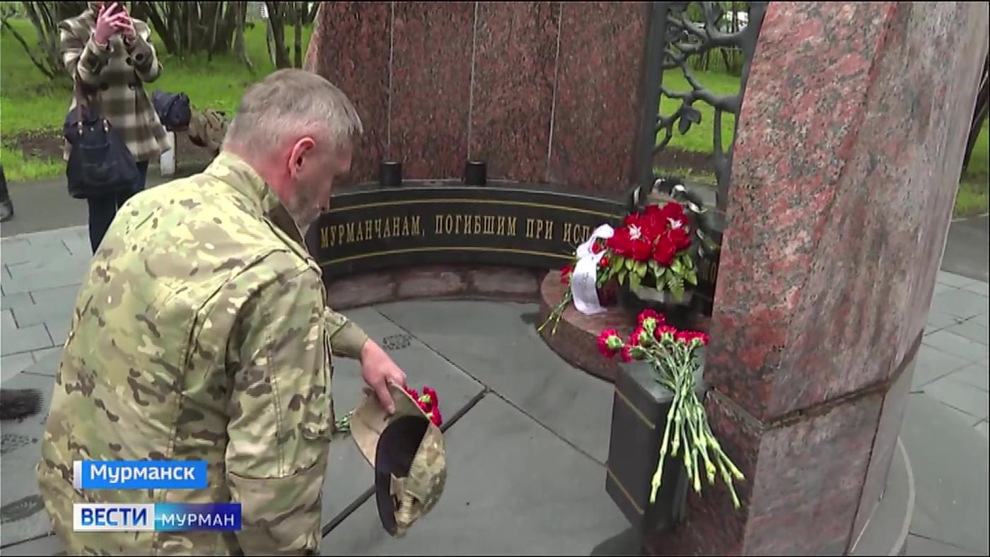 В Мурманске в День ветеранов боевых действий северяне собрались у памятника &quot;Разорванное сердце&quot;