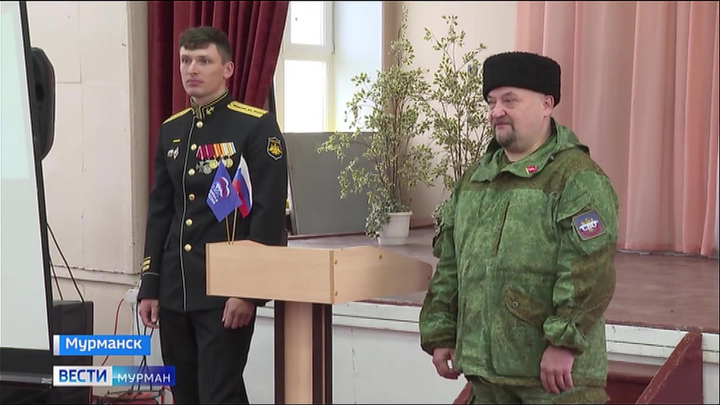 В Мурманске вторая смена городских лагерей началась с Урока мужества