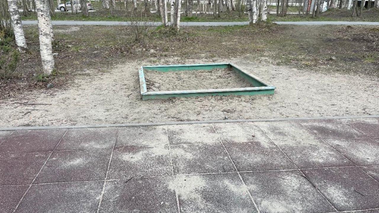 Нарушения на детской игровой площадке в Ковдоре устранили после вмешательства прокуратуры