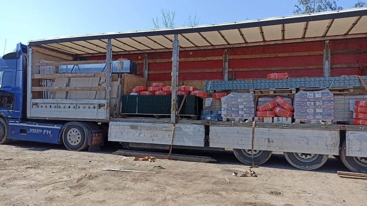 Ограждение для волейбольной площадки отправили из Мурманска в Приморск Запорожской области