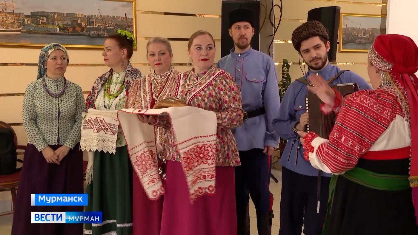 Обрядовые песни, пляски и каравай: мурманский ЗАГС устроил сюрприз для молодоженов в честь Дня семьи, любви и верности