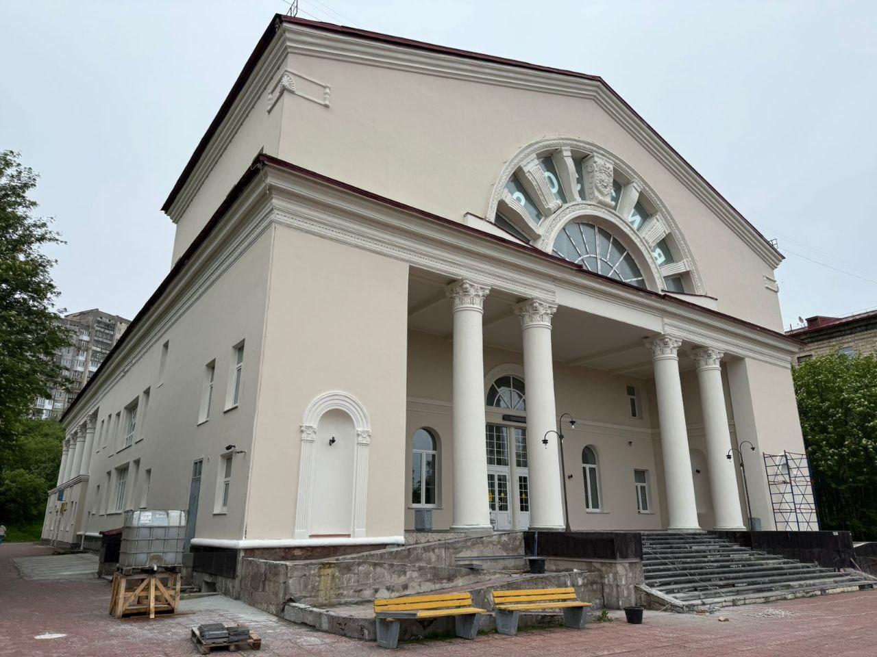 В Центре досуга и молодежи в Североморске завершают ремонт фасадов по реновации ЗАТО