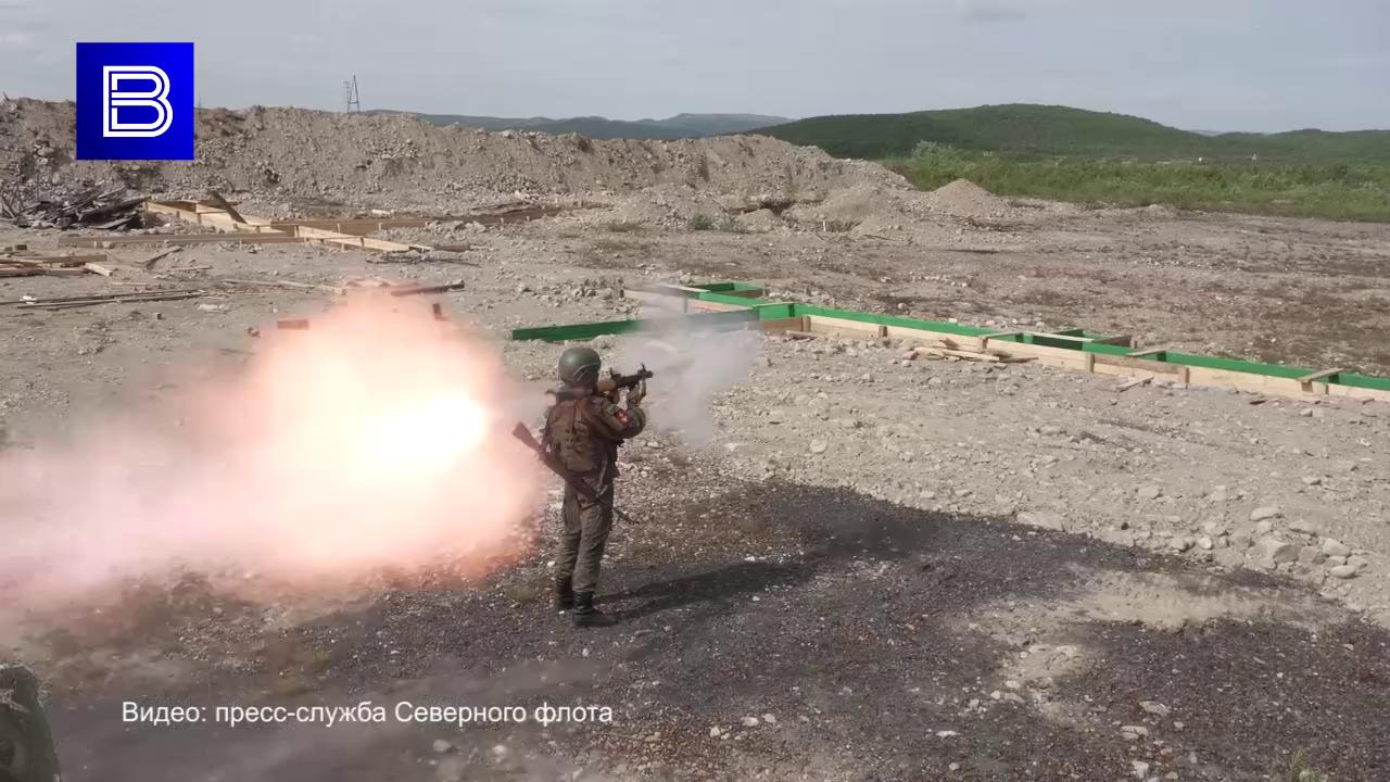 Морские пехотинцы Северного флота во время учений нанесли удар по условному противнику и оказали медпомощь