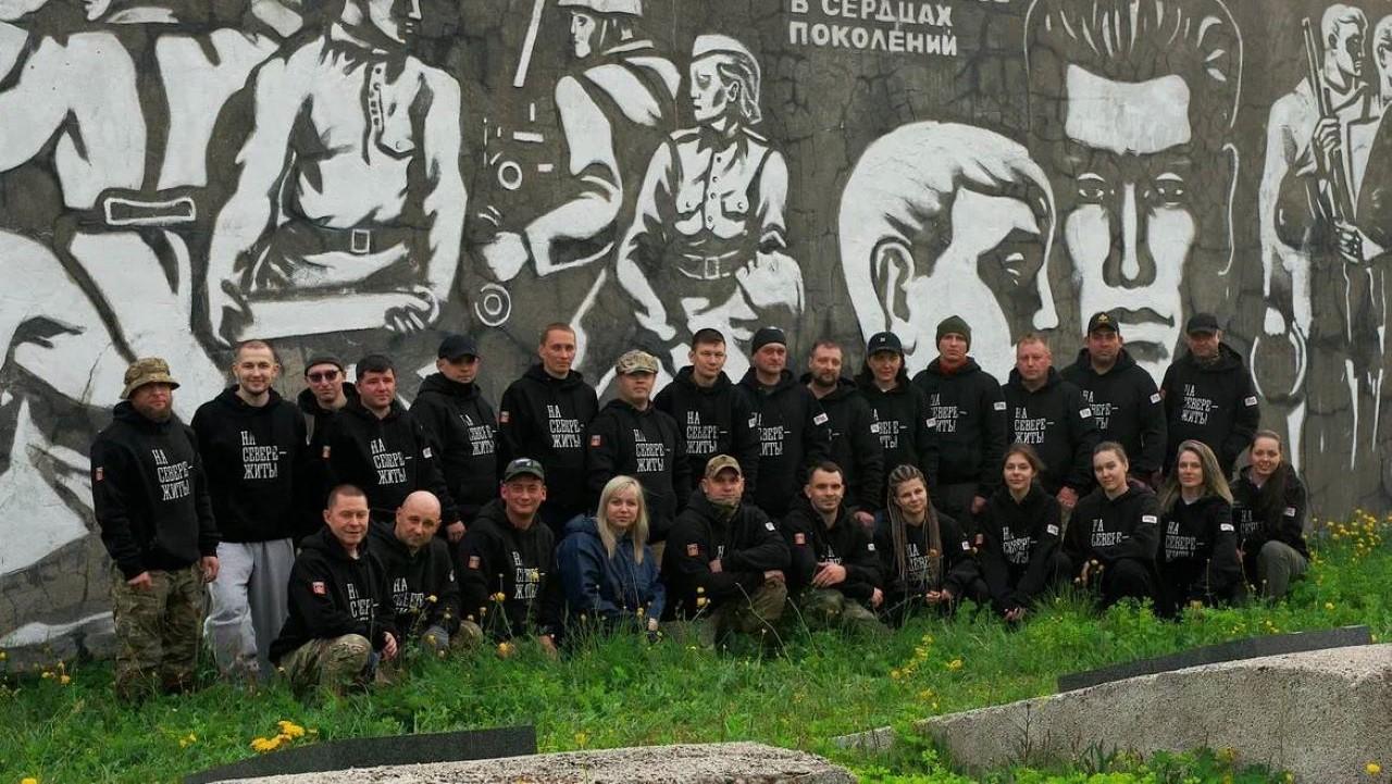 Участники региональной программы &quot;Герои Севера&quot; облагородили мемориал защитникам полуостровов Средний и Рыбачий