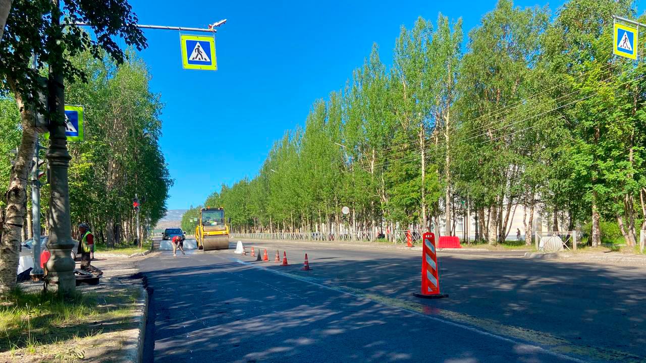 На улицах Североморска, Заозерска и Мончегорска дорожники меняют асфальт