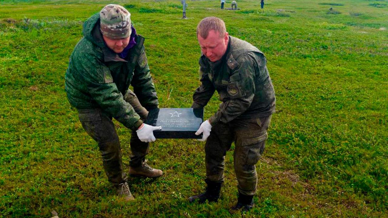 Военнослужащие Северного флота в составе экспедиции РГО установили мемориалы на острове Кильдин
