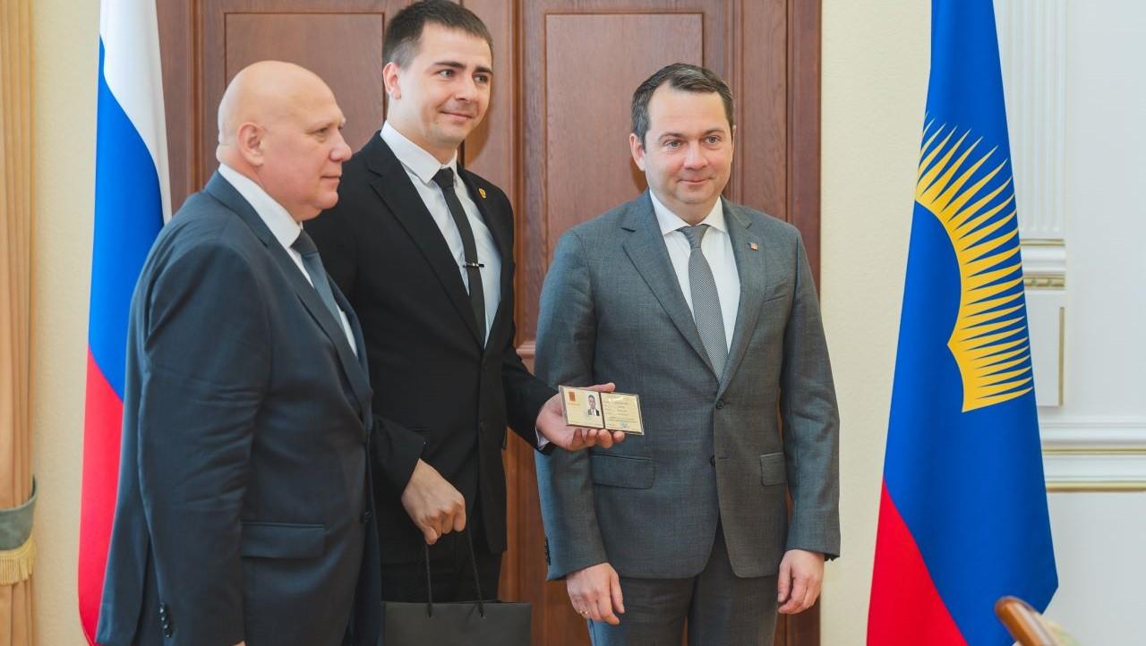 Андрей Чибис вручил удостоверение мирового судьи Евгению Бараковскому