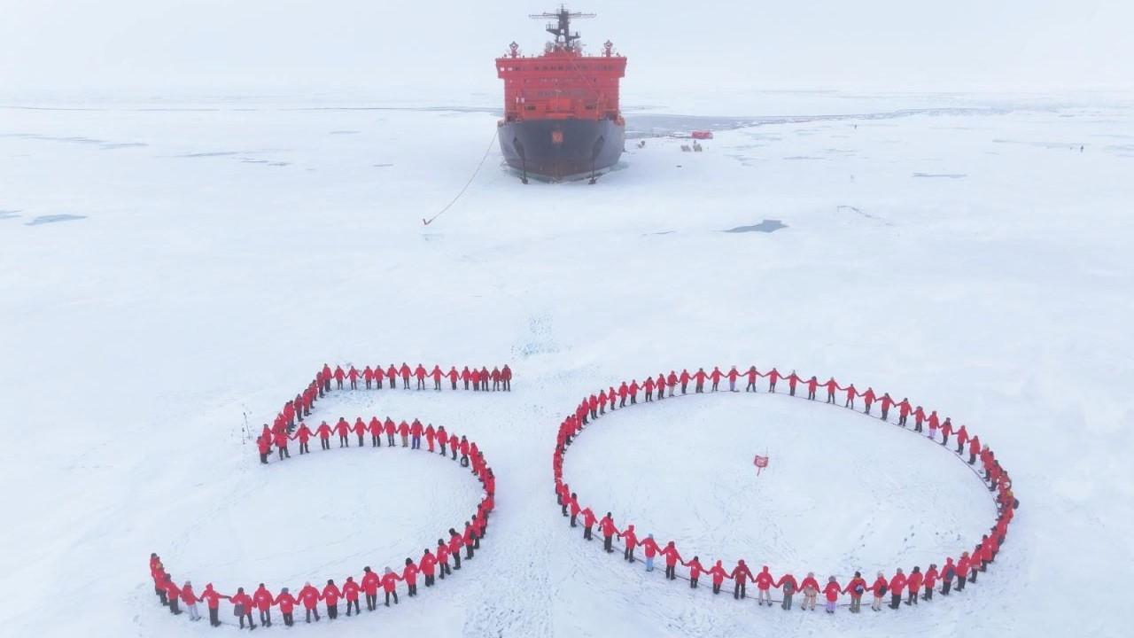 Атомный ледокол &quot;50 лет Победы&quot; в 50-й раз доставил туристов на Северный полюс