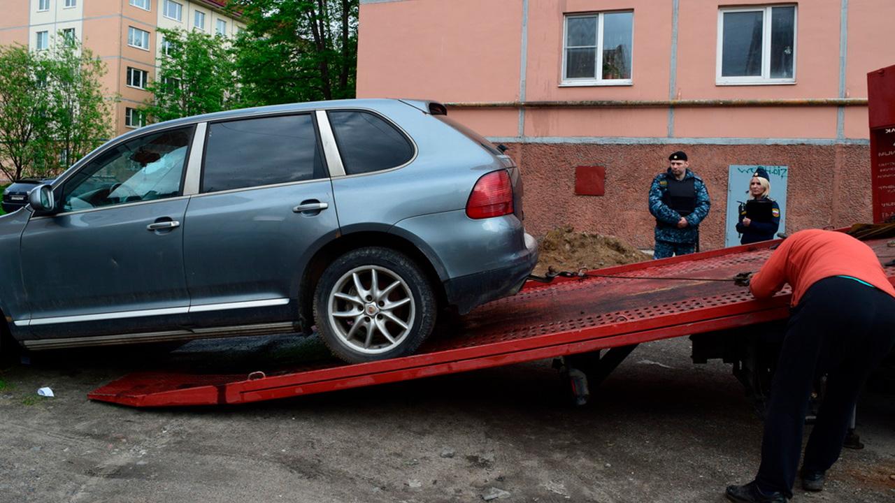Мурманчанин расплатился с долгами только после ареста и эвакуации его автомобиля