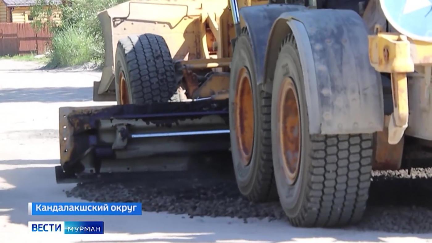 В селе Колвица Кандалакшского округа приводят в порядок грунтовую дорогу