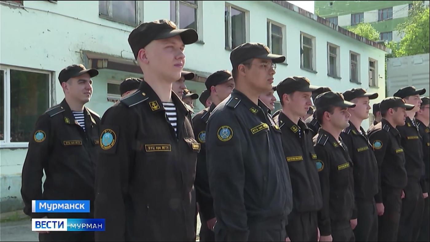&quot;Проявили себя отлично&quot;: в Мурманске выпустили курсантов Военного учебного центра