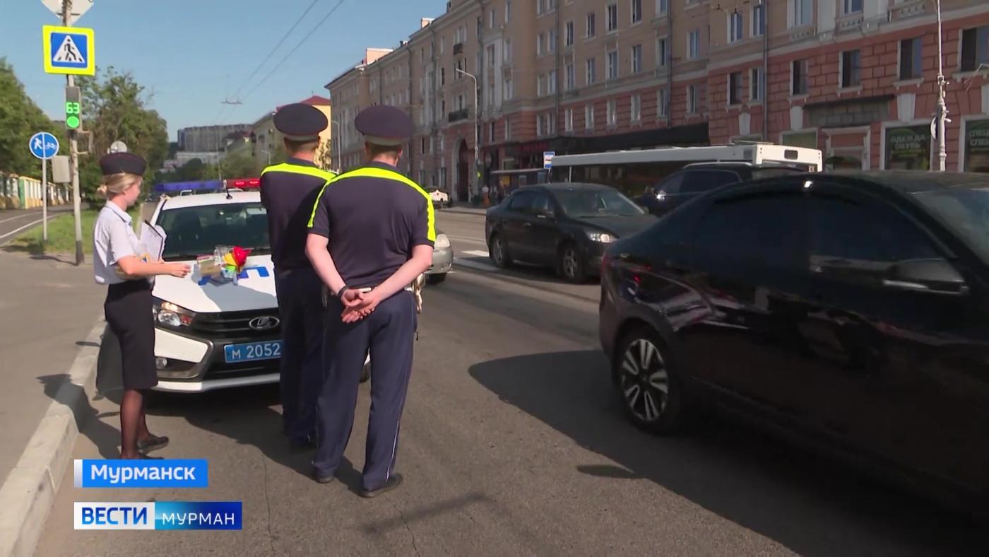 В Мурманске в День светофора водителям и пешеходам напомнили о ПДД