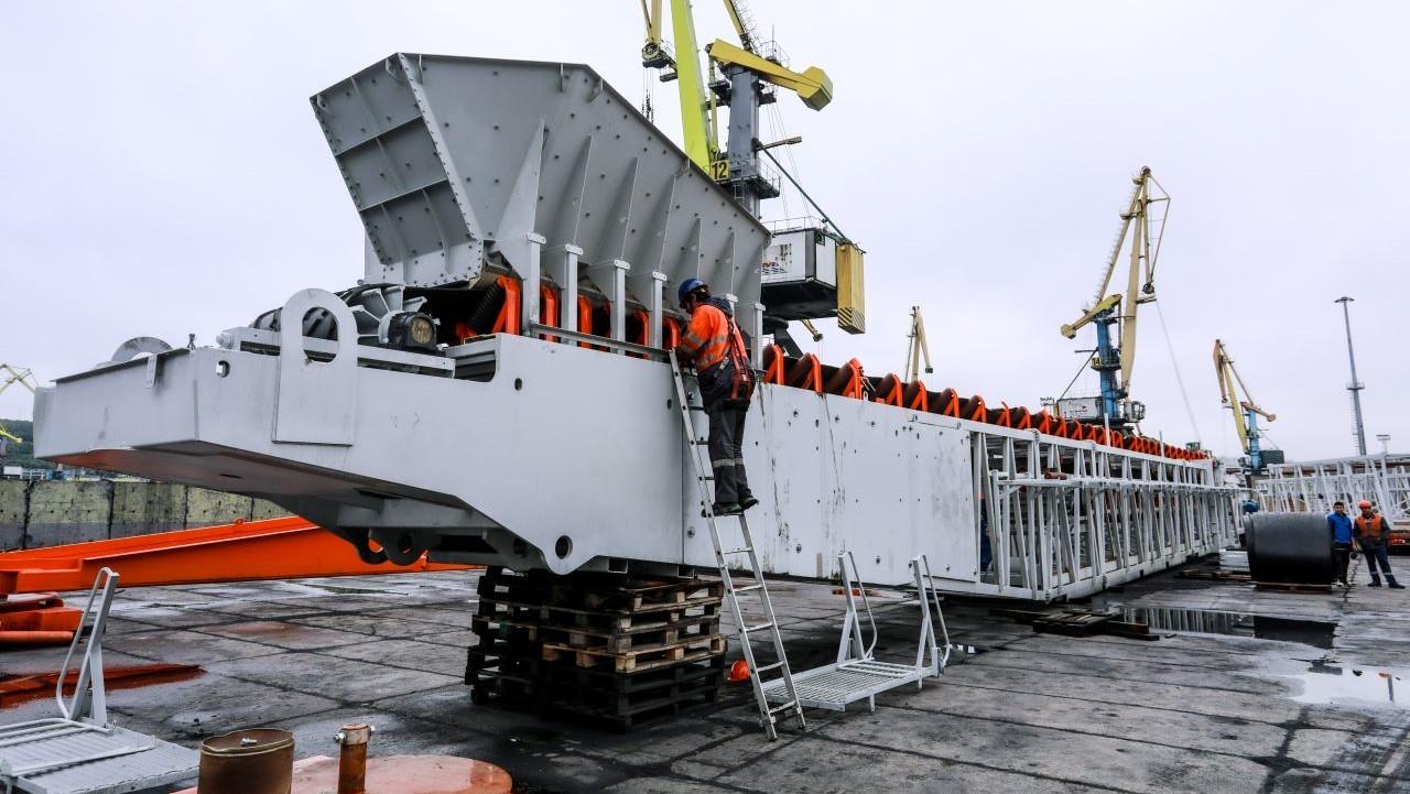 Специалисты Мурманского морского торгового порта начали сборку телестакера российского производства