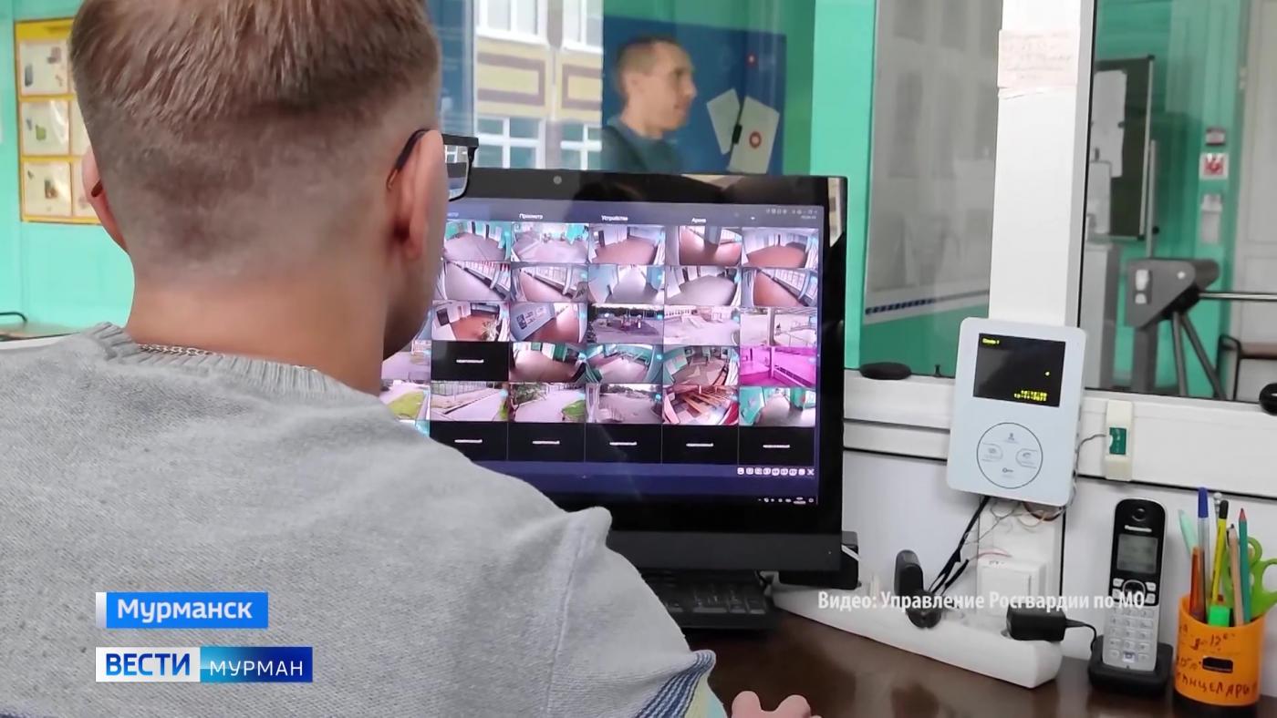 Сотрудники Росгвардии завершают проверку мурманских школ на антитеррористическую защищенность