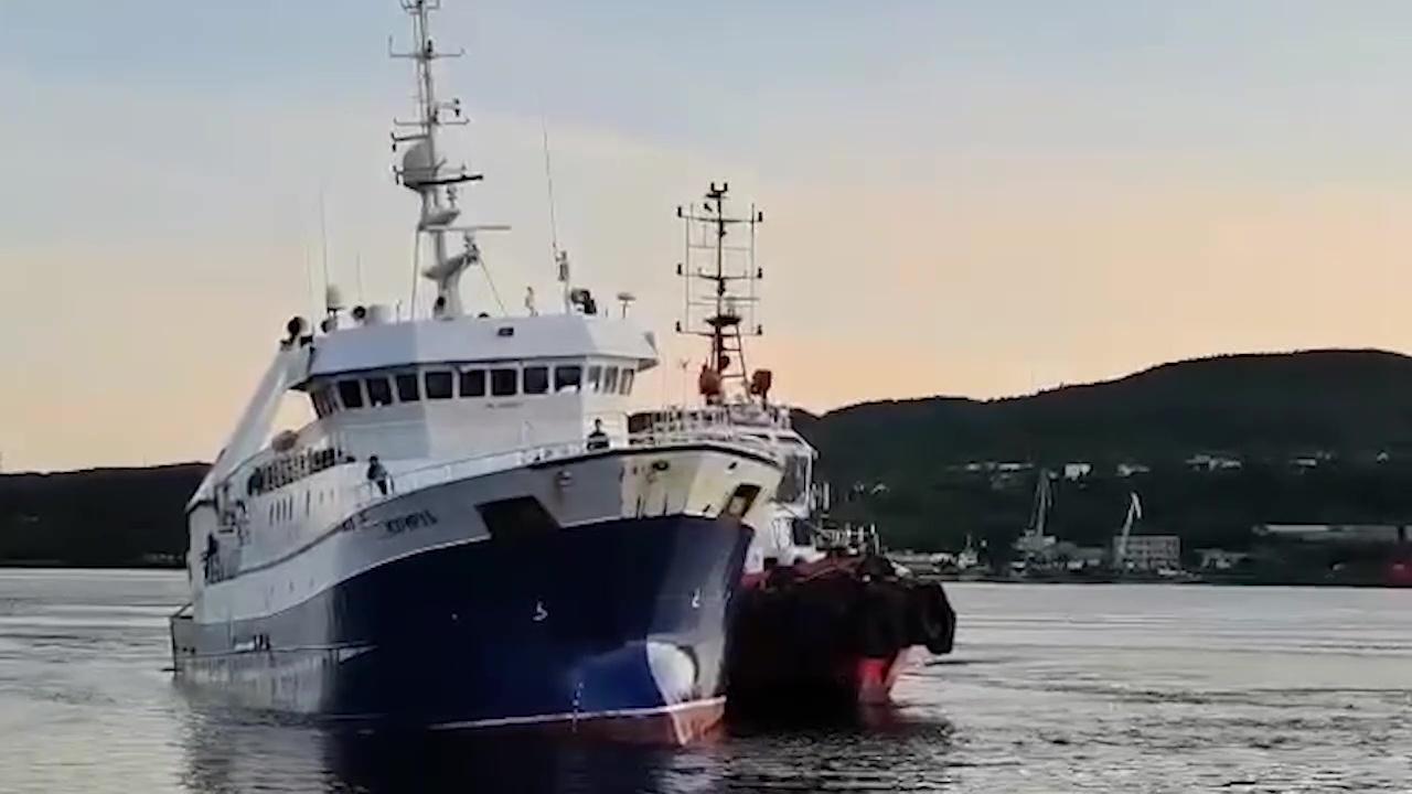 Потерявший ход в акватории Кольского залива траулер &quot;Изумруд&quot; прибыл в морской порт Мурманска