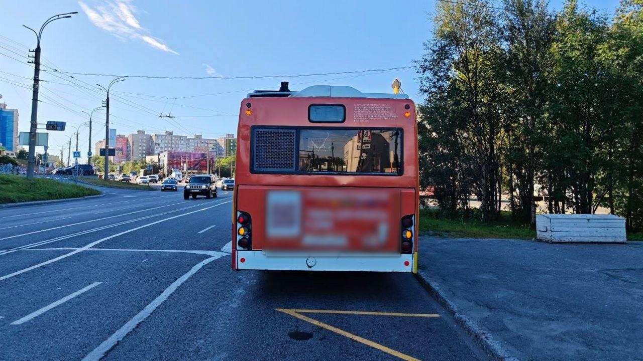 После падения в автобусе пожилая северянка попала в больницу