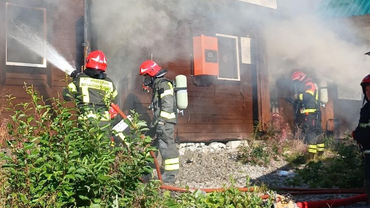 Десять канистр с топливом эвакуировали из горевшего в Кировске дома