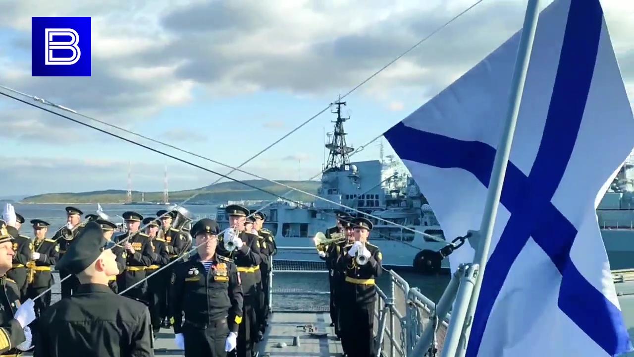 В Североморске проходит церемония поднятия Андреевского флага на патрульном корабле ледового класса &quot;Иван Папанин&quot;
