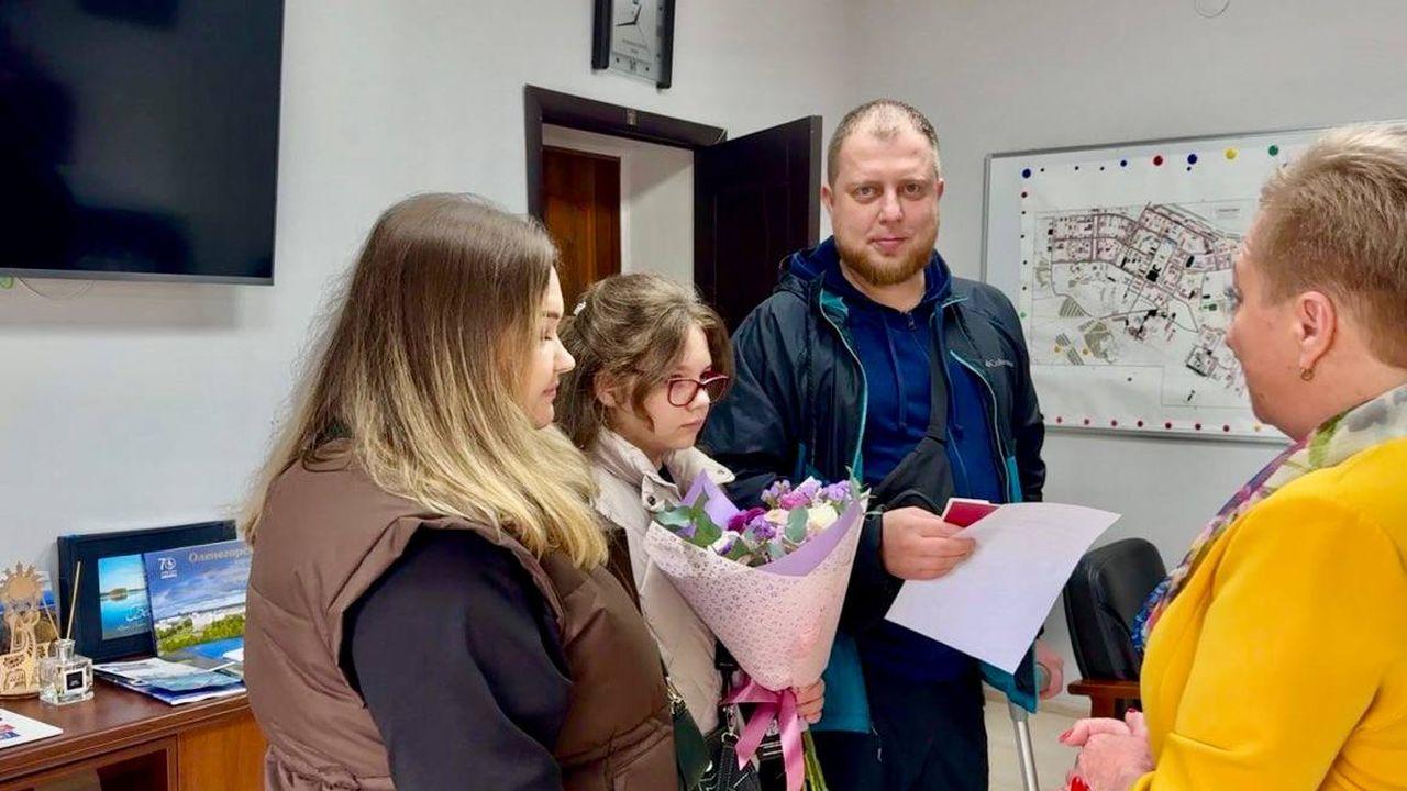 В Оленегорске вручили медаль Жукова участнику СВО Артему Морковину 