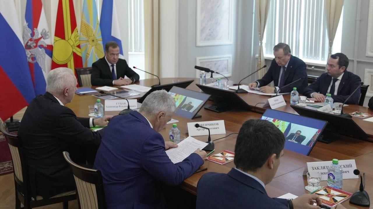 Андрей Чибис доложил Дмитрию Медведеву о реализуемых мерах укрепления госграницы