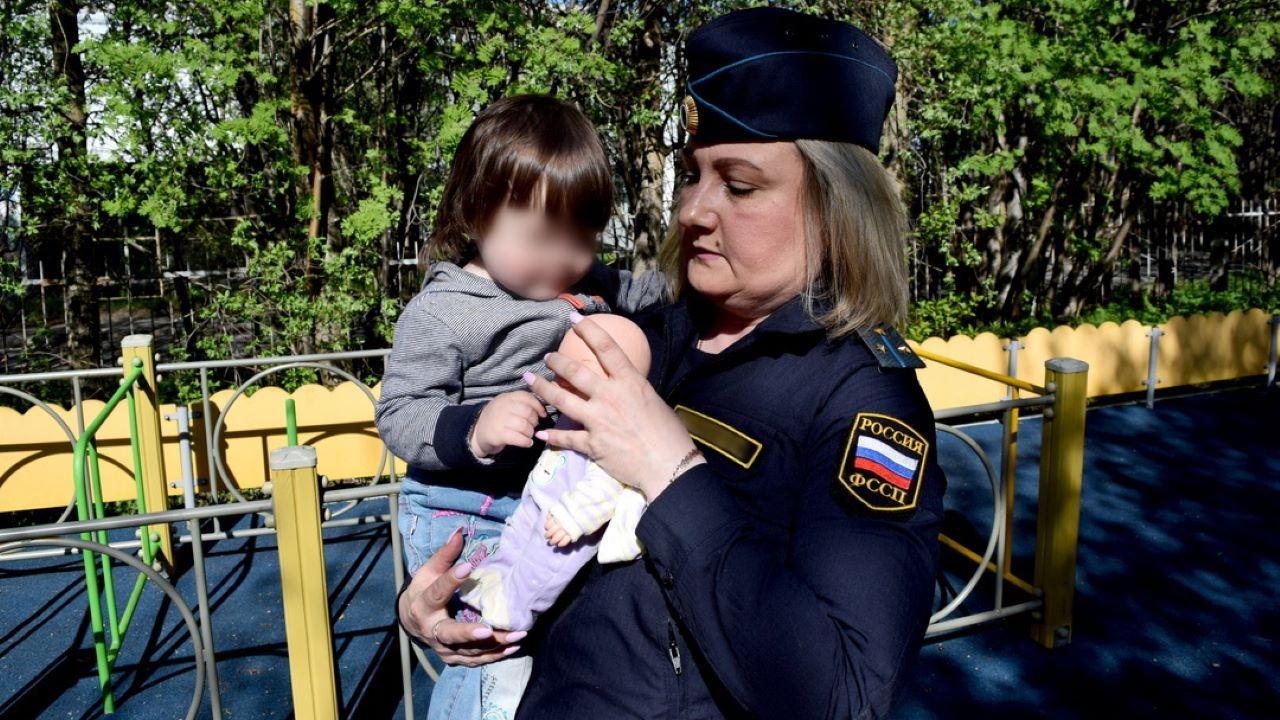 Судебные приставы Терского округа передали под опеку государства двух детей из неблагополучной семьи