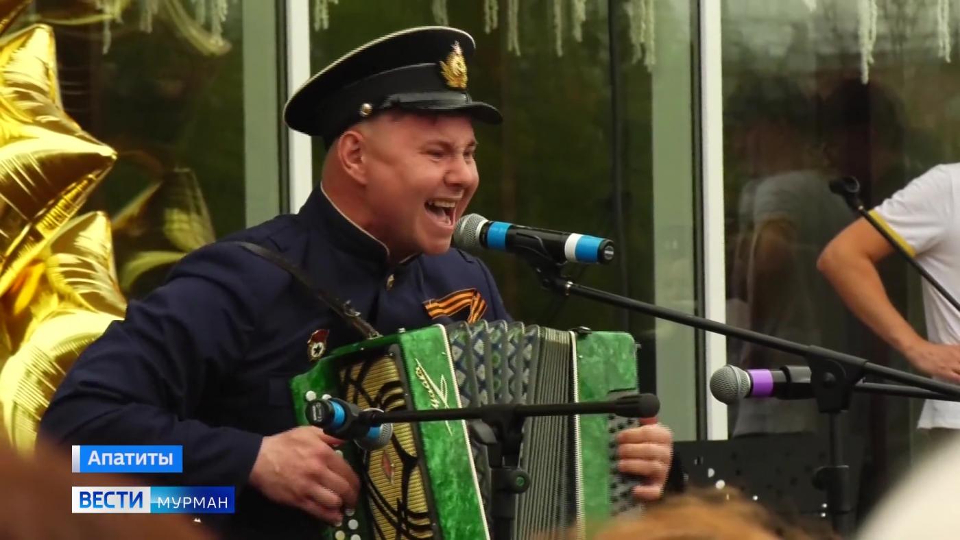 &quot;Душевные песни в Заполярье&quot;: в Апатитах провели первый смотр-конкурс баянистов, гармонистов и исполнителей