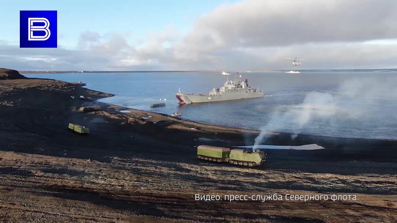Морской десант во время учений высадился на необорудованное побережье острова Земля Александры