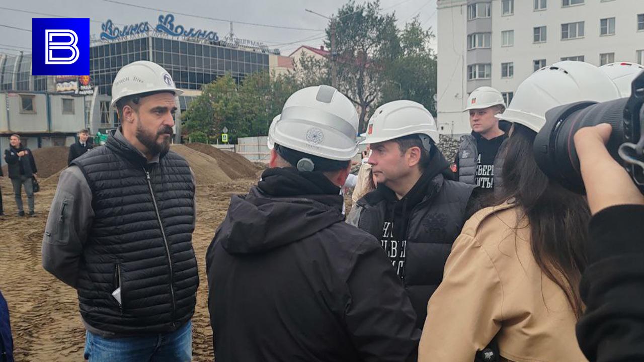 Андрей Чибис проверил ход работ по благоустройству площади Пять Углов в Мурманске
